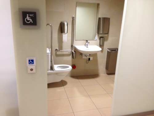 Behinderten-WC im Shoppyland Schönbühl