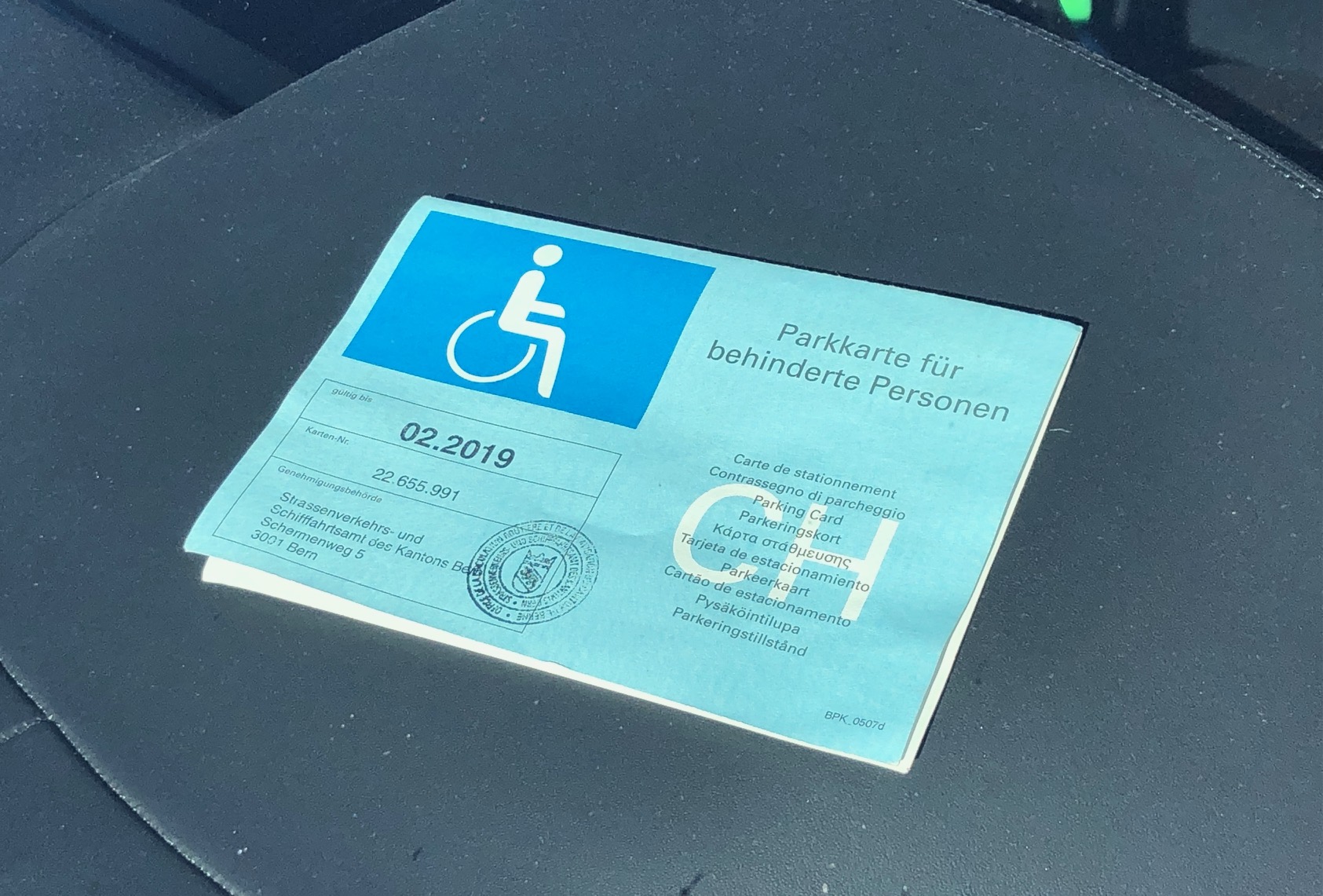 Behindertenparkkarte auf dem Armaturenbrett